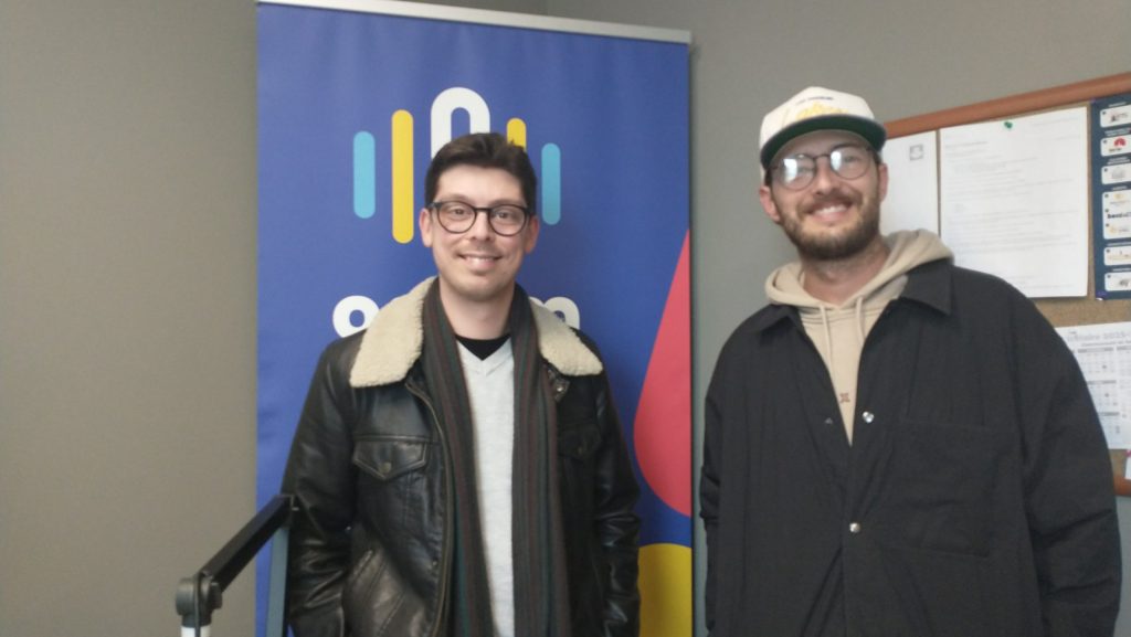 Photographie de Justin Doucet et Félix Béliveau avec le logo de C93 en arrière-plan.