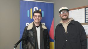 Photographie de Justin Doucet et Félix Béliveau avec le logo de C93 en arrière-plan.