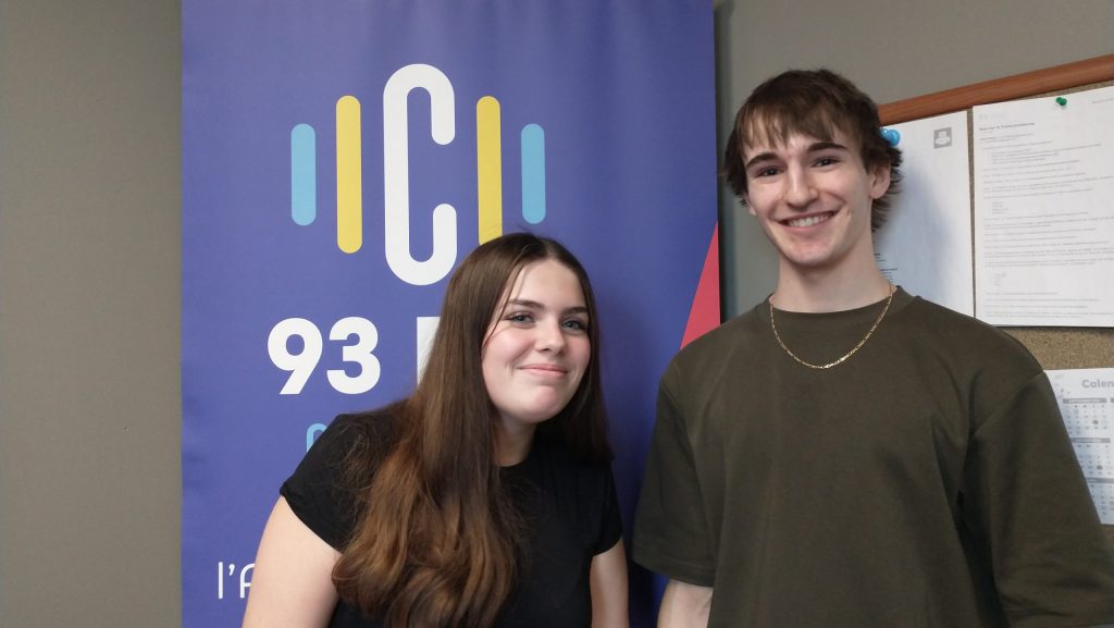 Photographie de deux élèves aux côtés du logo de C93.