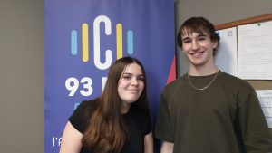 Photographie de deux élèves aux côtés du logo de C93.
