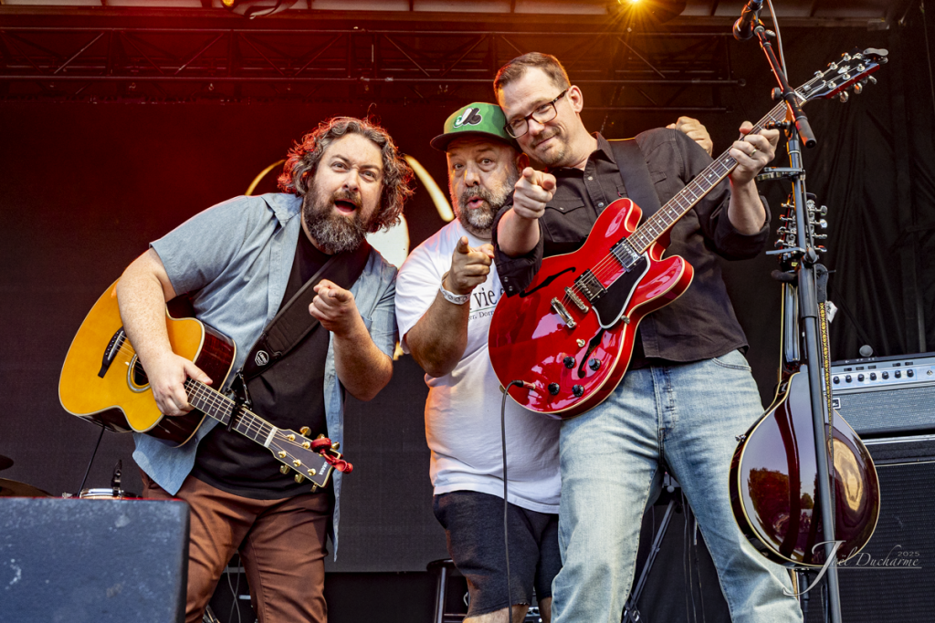 Photo promotionnelle des Bilinguish Boys sur scène.