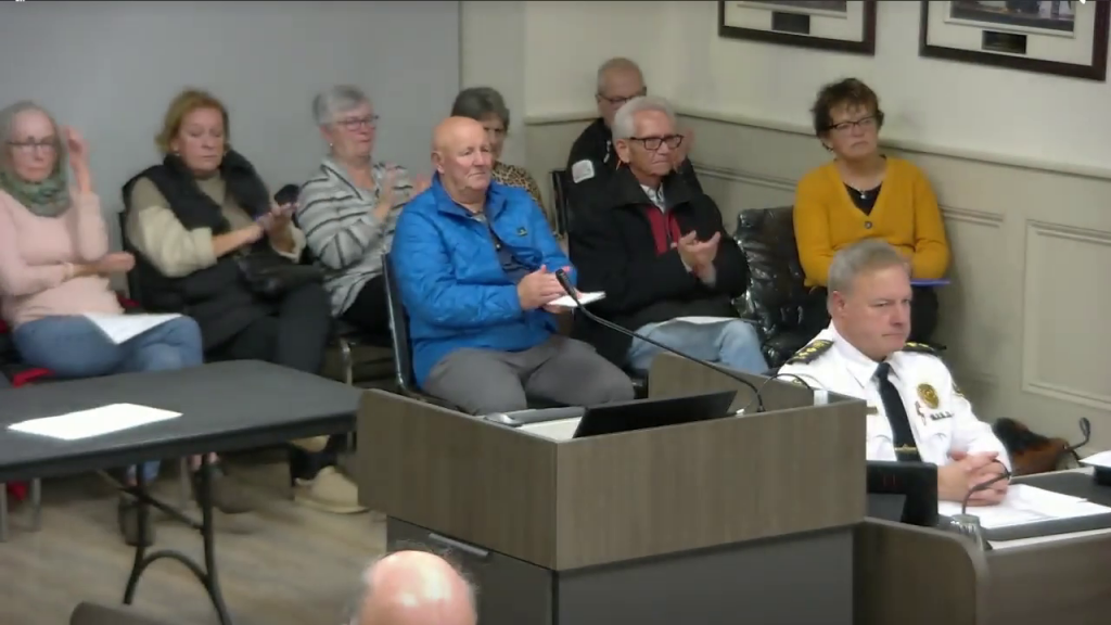 Capture d'écran de la réunion du conseil municipal de Miramichi, qui montre le public en train d'applaudir.