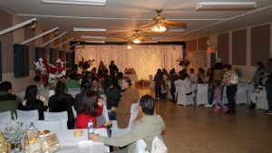 Photographie de la salle dans laquelle se tenait le souper de Noël de l'ARMM, en décembre 2023.