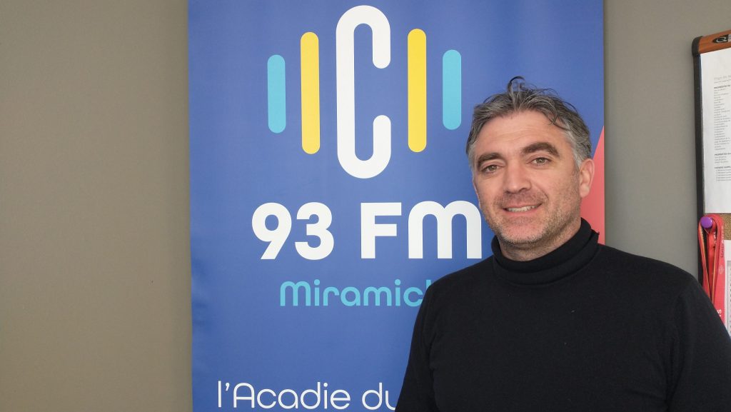Photographie de Jonathan Duffaud aux côtés du logo de C93.