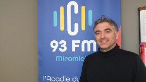 Photographie de Jonathan Duffaud aux côtés du logo de C93.