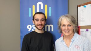 Photographie de Donnie Edery et Rache; Bernard aux côtés du logo de C93.