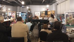 Photographie de l'intérieur du Café Frikot du Carrefour communautaire Beausoleil, où se tient une assemblée publique.