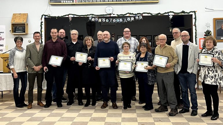 Photographie de groupe avec les membres du conseil municipal, la députée Michelle Conroy et les récipiendaires du Prix du service communautaire pour les bénévoles.