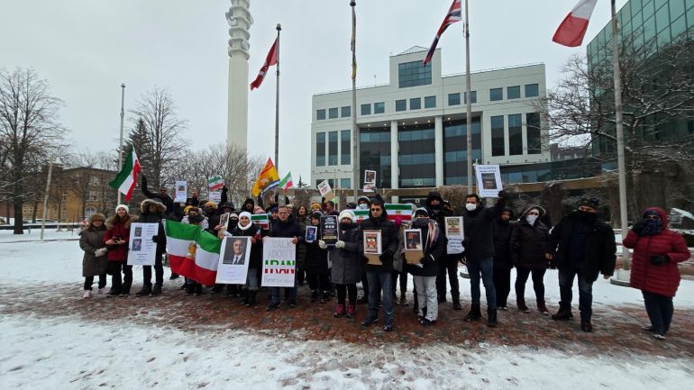 Photographie d'une manifestation concernant la situation en Iran devant l'hôtel de ville de Moncton.