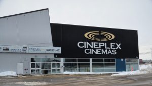 Photographie extérieure de la bâtisse hébergeant les salles de cinéma Cineplex.
