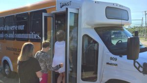 Photographie montrant des usagers monter dans un autobus de Miramichi Transit.