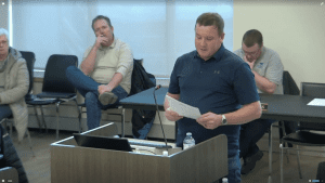 Photographie de Brent MacGillivray en train de s'adresser aux conseillers municipaux.