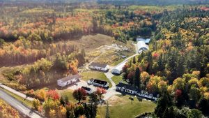 Photographie aérienne des installations du couvoir de saumons de Miramichi.
