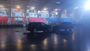 Photographie de la scène principale de la simulation au Centre Civique, où nous trouvons deux voitures accidentées.