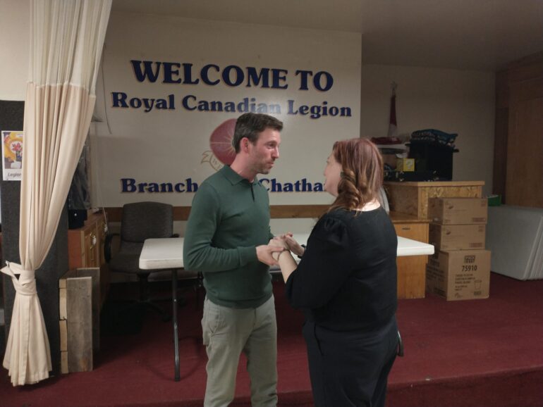 Photographie du maire de Miramichi Adam Lordon félicitant la mairesse désignée Véronique Arsenault.