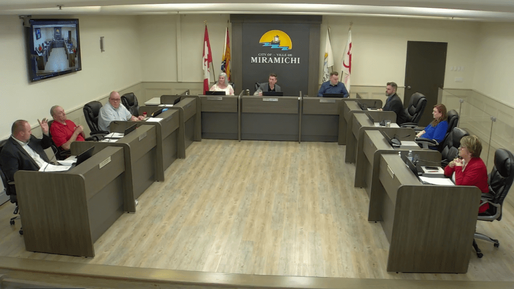 Photographie du conseil municipal de Miramichi, en pleine séance, dans la salle du conseil de Miramichi.