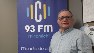 Photographie de Lynn Gregan aux côtés du logo de C93.