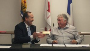 Photographie de Cyrille Cormier, tout juste assermenté au sein du conseil municipal de Nouvelle-Arcadie, à côté du greffier municipal Mathieu Gérald Caissie.