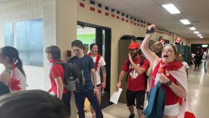 Photographie montrant un groupe d'élèves et d'enseignants aux couleurs du Canada, marchant dans les couloirs de l'école Carrefour Beausoleil.