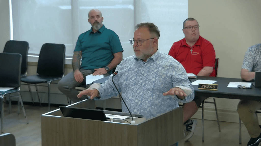 Photographie de l'ingénieur Tim McLean en pleine présentation devant le conseil municipal.