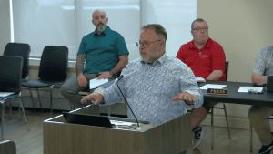 Photographie de l'ingénieur Tim McLean en pleine présentation devant le conseil municipal.