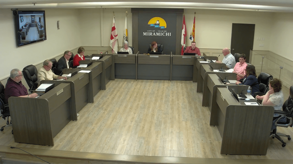 Photographie de la salle du conseil municipal de Miramichi en pleine séance du conseil municipal.