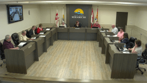 Photographie de la salle du conseil municipal de Miramichi en pleine séance du conseil municipal.