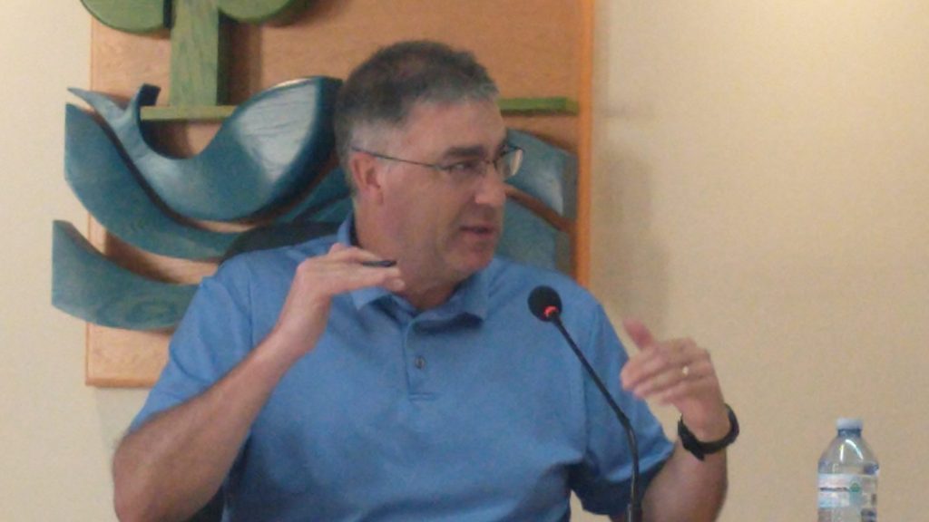 Photographie de Denis Poirier durant une séance du conseil municipal.