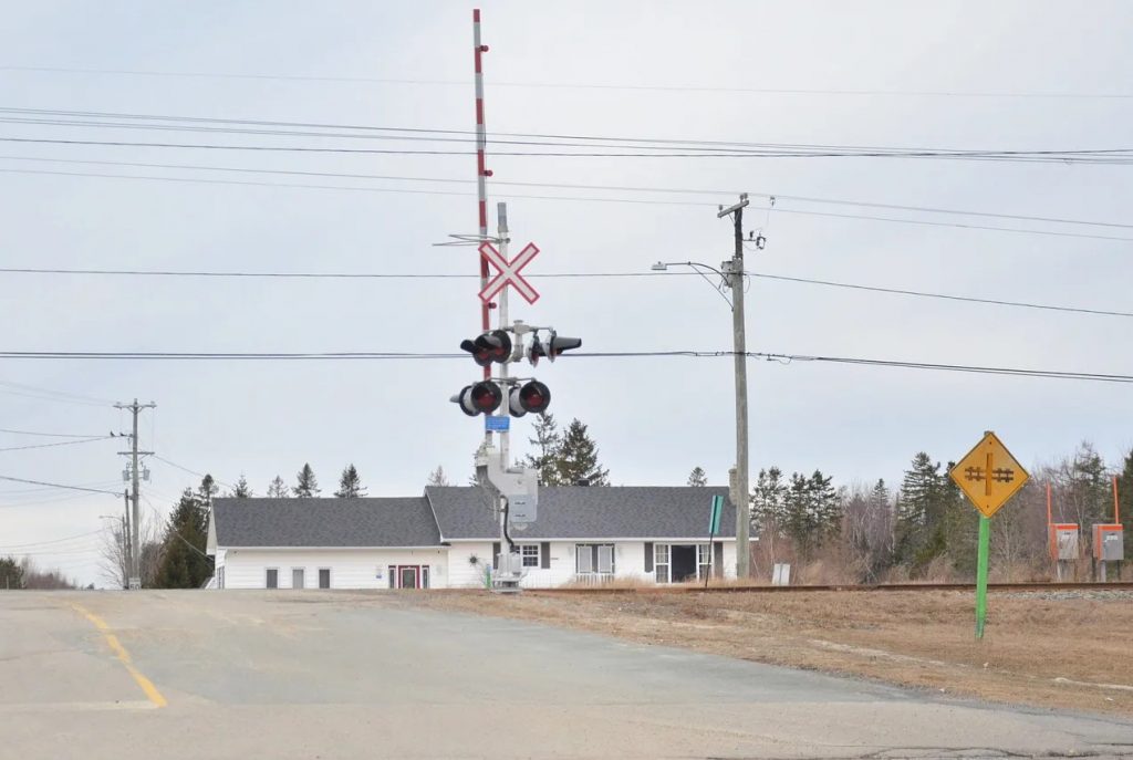 Photographie du passage ferroviaire sur la rue Saint-Paul, à Rogersville.