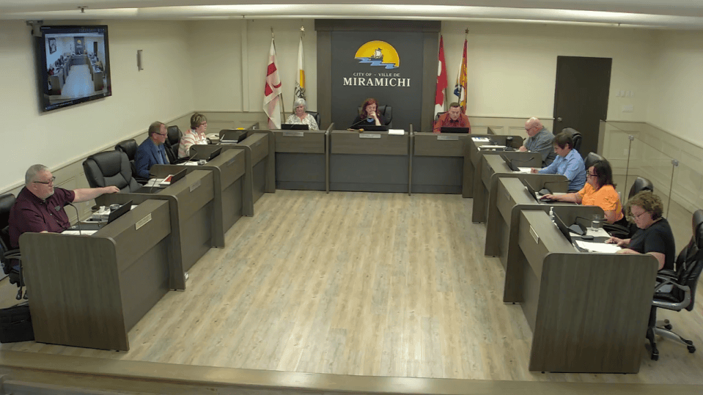 Photographie de la salle du Conseil de Miramichi en pleine séance.