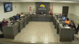 Photographie de la salle du Conseil de Miramichi en pleine séance.