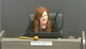 Photographie de la mairesse de Miramichi Véronique Arsenaut durant une réunion du conseil municipal de Miramichi.