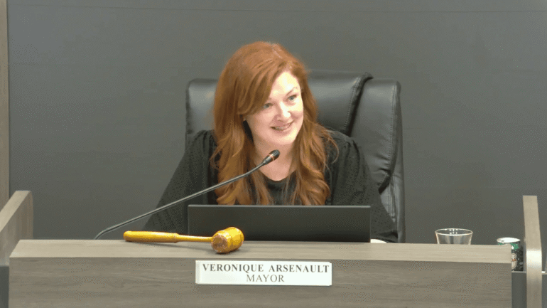 Photographie de la mairesse de Miramichi Véronique Arsenaut durant une réunion du conseil municipal de Miramichi.