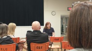 Photographie de la mairesse Véronique Arsenault face à un public assis.