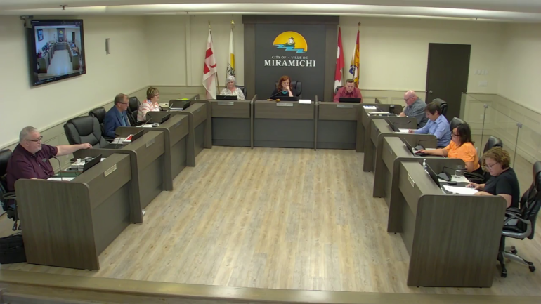 Photographie de la salle du Conseil de Miramichi en pleine séance.