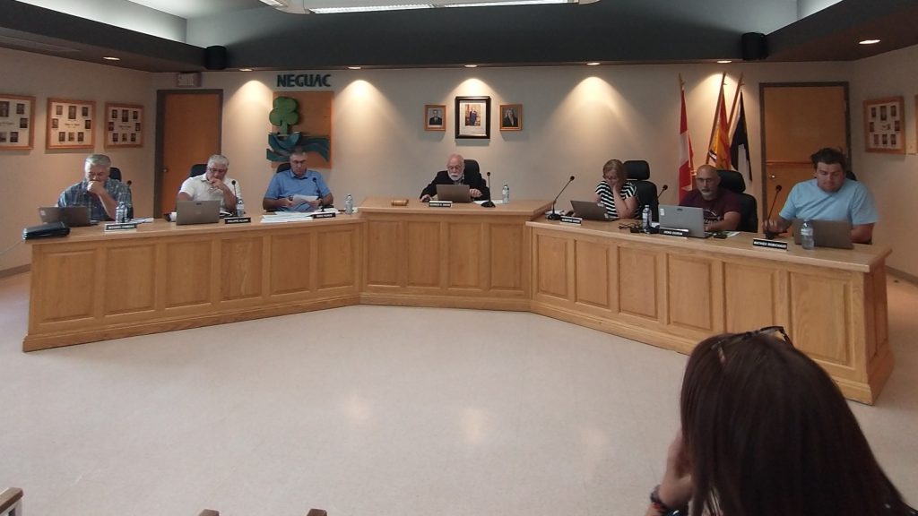 Photographie de la salle du conseil de Neguac en pleine séance.
