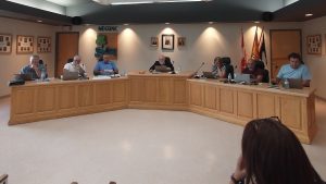 Photographie de la salle du conseil de Neguac en pleine séance.