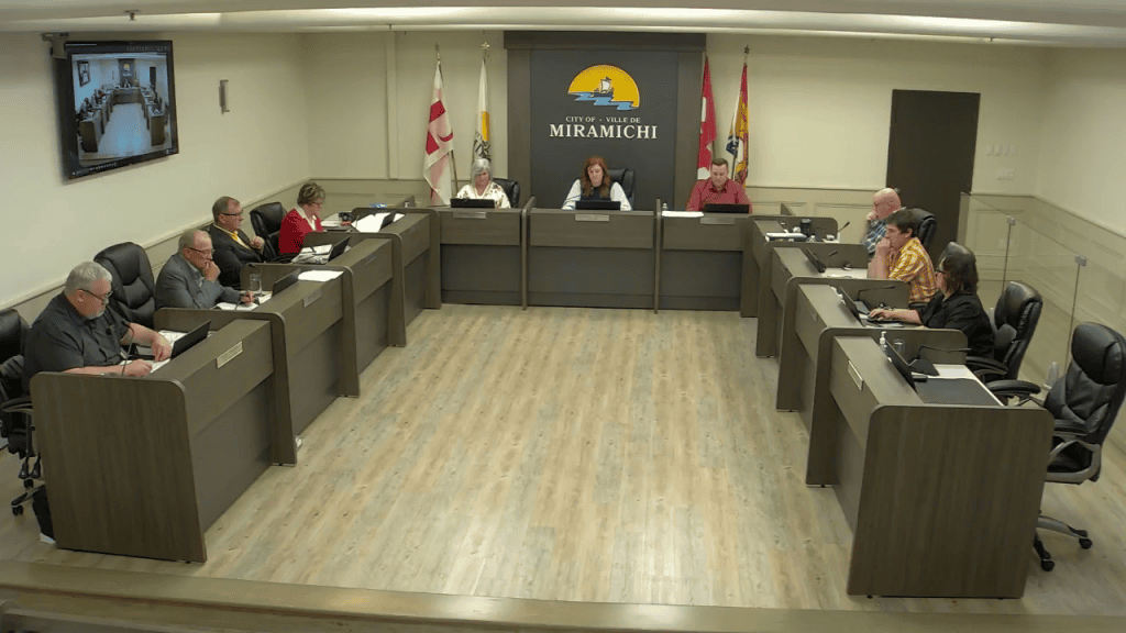 Photographie de la salle du Conseil de Miramichi en pleine séance.