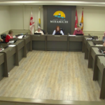 Photographie de la salle du Conseil de Miramichi en pleine séance.