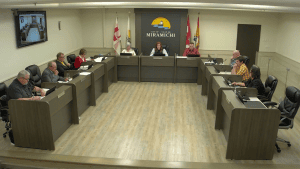 Photographie de la salle du Conseil de Miramichi en pleine séance.