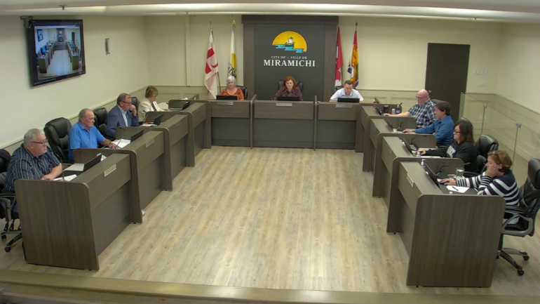 Photographie de la salle du Conseil de Miramichi en pleine séance.