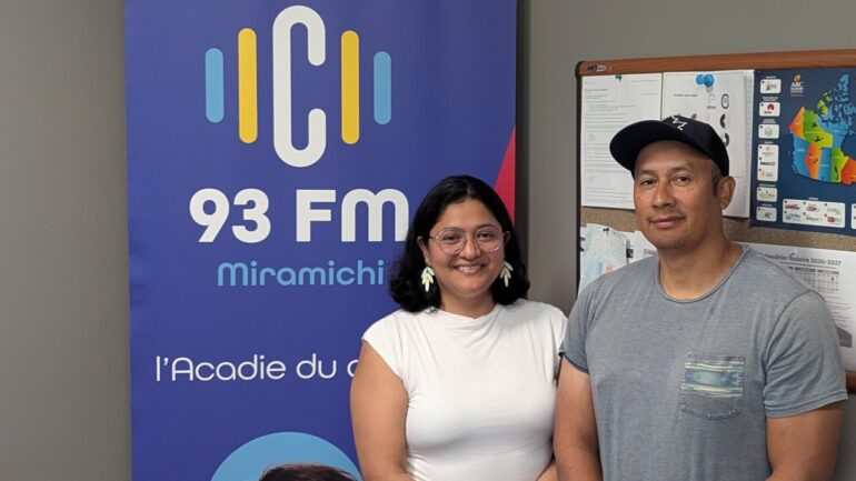 Photographie de Gabriela Garcia et de Niger Saravia aux côtés du logo de C93.