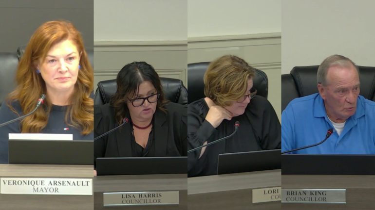 Montage photo de la mairesse Véronique Arsenault, des conseillères municipales Lisa Harris et Lori Matchett ainsi que du conseiller Brian King, durant une séance du cosneil municipal.