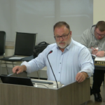 Photographie de l’ingénieur Tim McLeod en pleine allocution devant le conseil municipal de Miramichi.