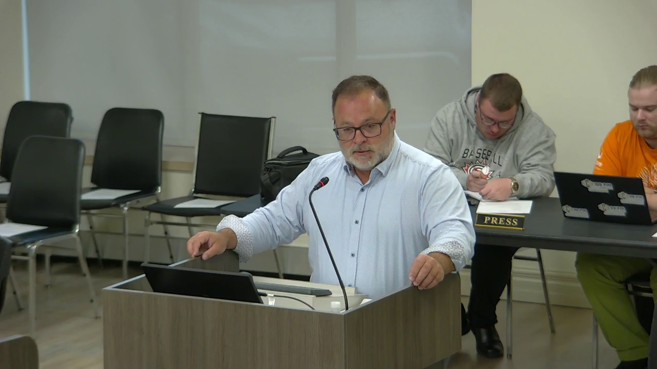 Photographie de l’ingénieur Tim McLeod en pleine allocution devant le conseil municipal de Miramichi.