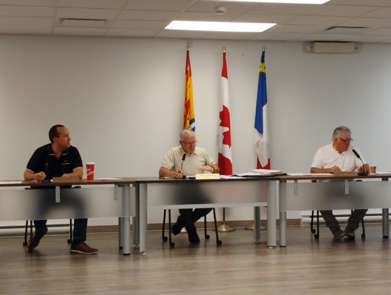 Photographie du directeur général de Nouvelle-Arcadie Mathieu Gérald Caissie, du maire de Nouvelle-Arcadie Jimmy Bourque et du mair adjoint de Nouvelle-Arcadie Cyrille Cormier durant une réunion du conseil municipal.