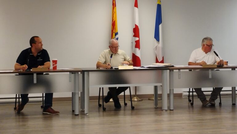 Photographie du directeur général de Nouvelle-Arcadie Mathieu Gérald Caissie, du maire de Nouvelle-Arcadie Jimmy Bourque et du mair adjoint de Nouvelle-Arcadie Cyrille Cormier durant une réunion du conseil municipal.